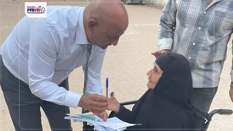 لفتة إنسانية.. رئيس لجنة بالفيوم يتوجه لـ «قعيدة» للإدلاء بصوتها 