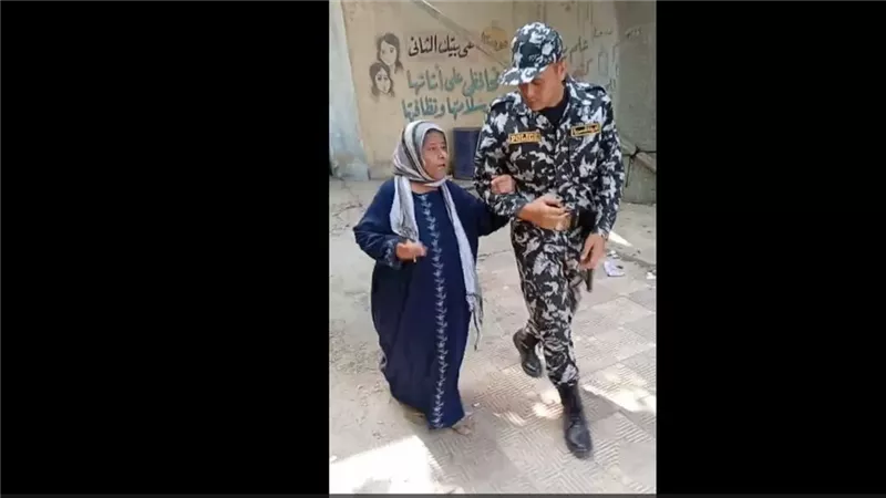 لفتات إنسانية..الشرطة تقدم يد المساعدة للمواطنين للإدلاء بصوتهم فى الانتخابات