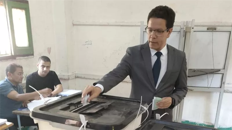 رئيس جامعة بنها يدلي بصوته في انتخابات مجلس الشيوخ 2025