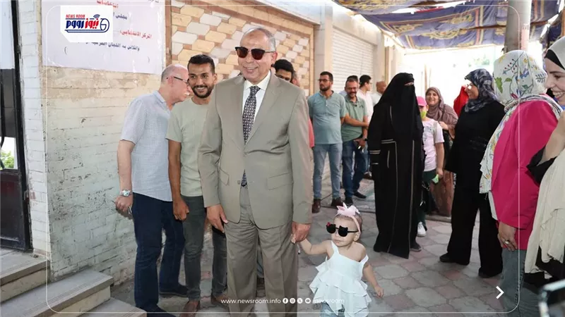 ماسك الطفلة بأيده.. محافظ المنيا يتفقد سير انتخابات مجلس الشيوخ 