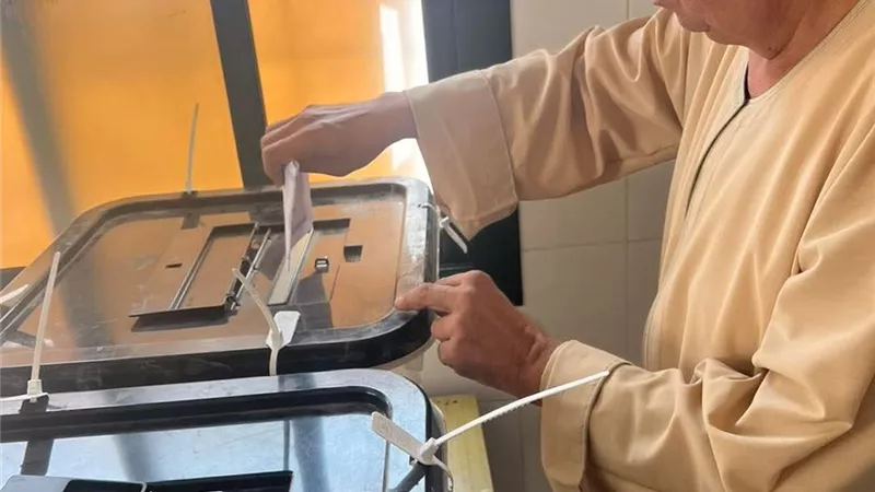 النائب على ابوأحمد يُدلي بصوته في انتخابات الشيوخ بكفرالشيخ 