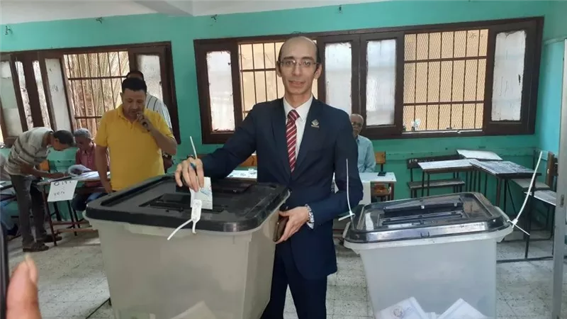 النائب محمد عبدالعزيز يدلي بصوته في انتخابات الشيوخ ويشيد بالتنظيم ودور الأمن