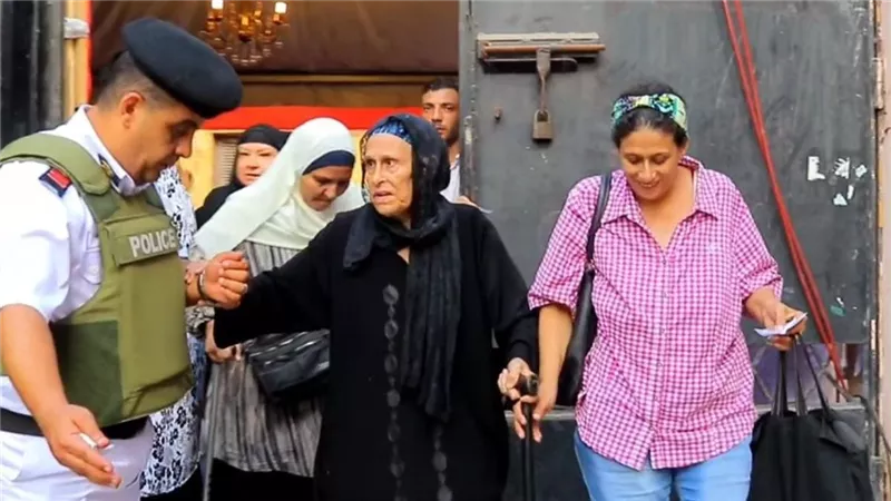 الشرطة سند المواطن.. دعم ومساعدة ذوي الإعاقة وكبار السن في انتخابات الشيوخ