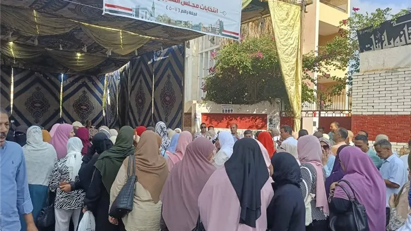  إقبال ملحوظ من الناخبين على لجان الاقتراع بمراكز البحيرة 