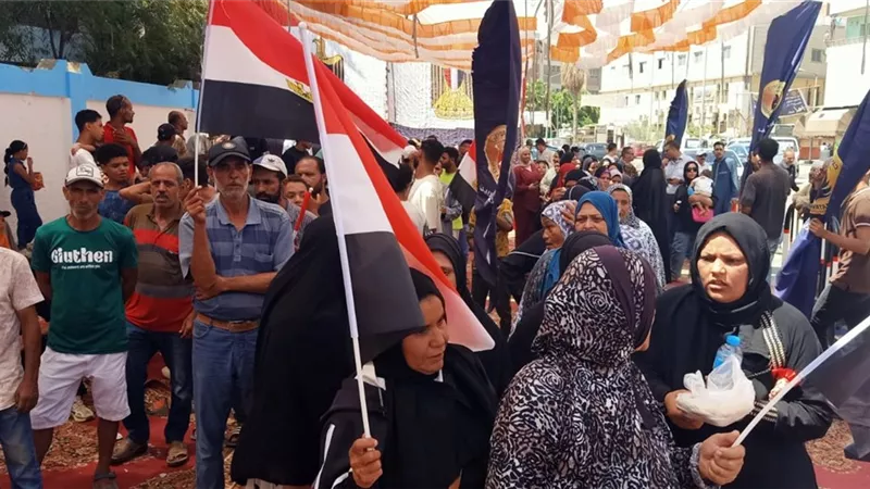 «رغم حرارة الطقس».. سيدات السويس وأطفالهن يتصدرن المشهد الانتخابي