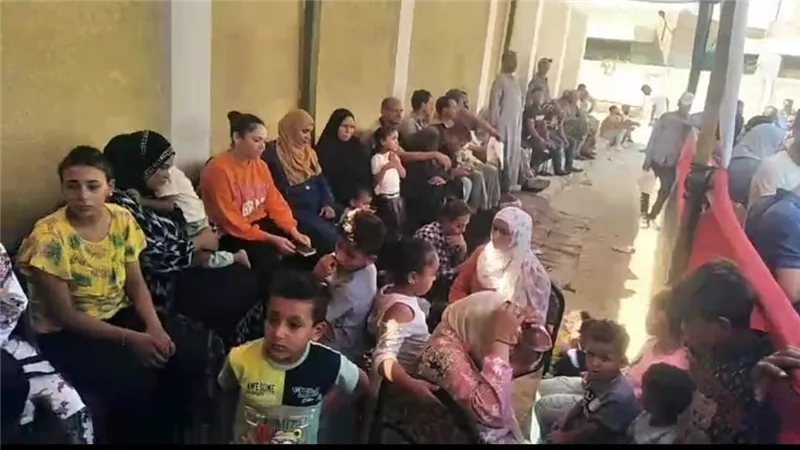 على أنغام «ماشربتش من نيلها».. المواطنون يحتشدون أمام اللجان بمدينة 15 مايو