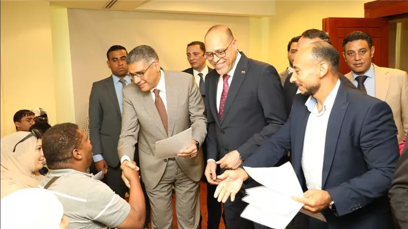وزير العمل ومحافظ الجيزة يسلم «40 عقد عمل» لذوي الهمم بالمحافظة   
