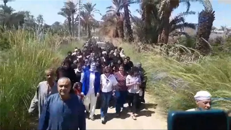 «المرأة نصف المجتمع».. مسيرات نسائية حاشدة في شوارع الأقصر دعماً لمرشحي الشيوخ