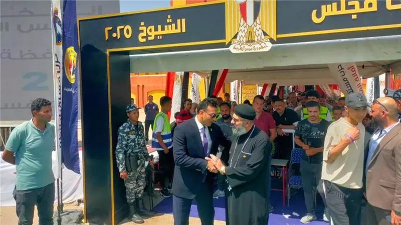 القس شنودة منير يدلي بصوته في انتخابات الشيوخ.. ويشيد بجهود مستقبل وطن الشروق