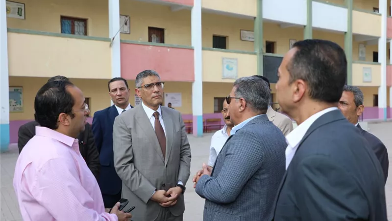 محافظ الجيزة يتابع سير العملية الانتخابية ميدانيًا بأحياء الدقي وجنوب الجيزة