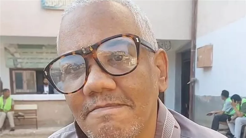 عكاز الإرادة: عم محمد يخطو بثبات نحو صندوق الاقتراع بسوهاج رغم الألم
