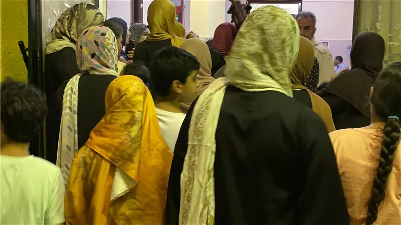 قبل الغلق بدقائق.. توافد أعداد كبيرة من المواطنين أمام اللجان الانتخابية 