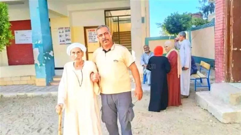 أكبر معمر بالشرقية وأول مأذونة شرعية يدليان بصوتيهما في انتخابات الشيوخ