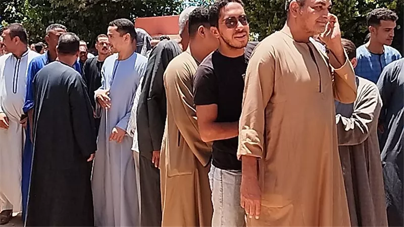 ما حكم دفع المال لإنهاء المصالح وتخطي الطابور؟.. أمين الفتوى يجيب