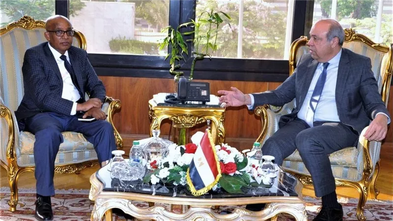وزير الطيران يناقش تحديث الأسطول المصري مع بوينج العالمية 