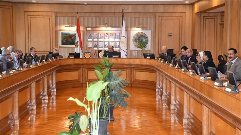 رئيس جامعة حلوان يؤكد ضرورة الإسراع لاستكمال المجمع الطبي الجامعي ويدعو لدعمه