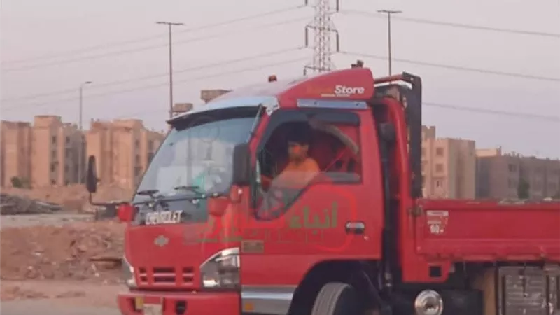 عرض حياة المواطنين للخطر.. طفل يقود سيارة نقل بمدينة أكتوبر 