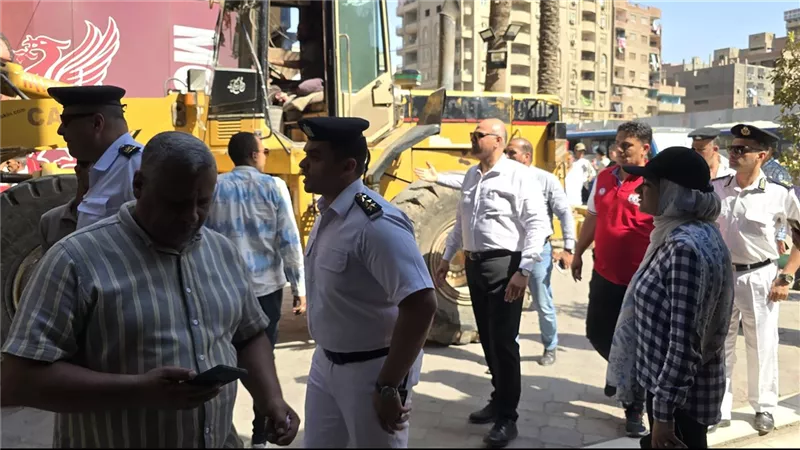 حملة مكبرة لإزالة الإشغالات بشارع 15 مايو في شبرا الخيمة 