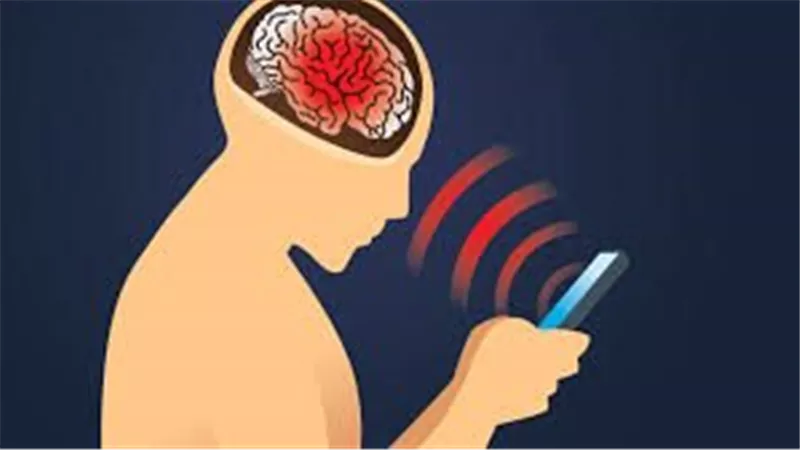 بعد توجيهات الرئيس السيسي.. النوم والبكتيريا ضمن 5 مخاطر لاستخدام الموبايل