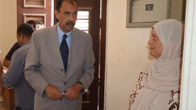 محافظ سوهاج يوجه بإحالة مسئولين للتحقيق بسبب تغيبهم وسوء النظافة