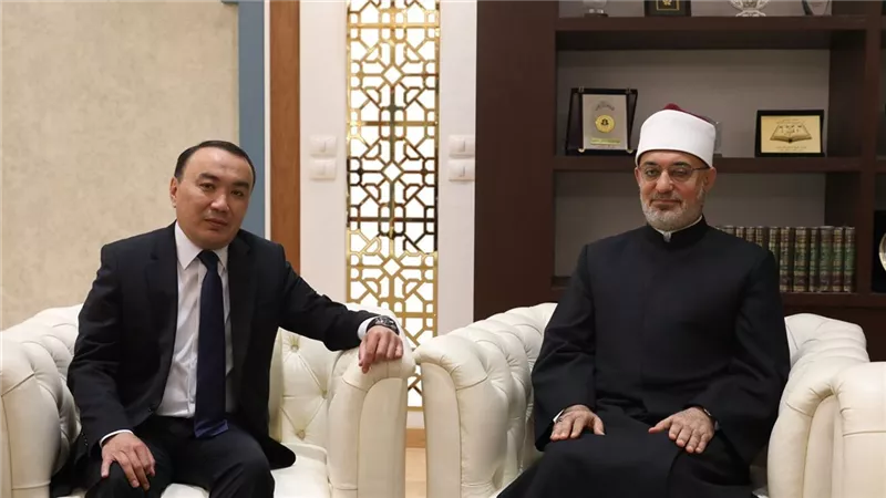 مفتي الجمهورية يستقبل سفير كازاخستان ويشيد بمتانة العلاقات الدينية والعلمية