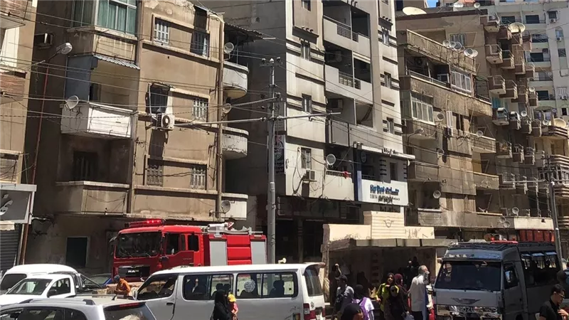 نجت بطفلها.. سيدة تقفز من الدور الثاني بعد اندلاع حريق بشقتها في الإسكندرية