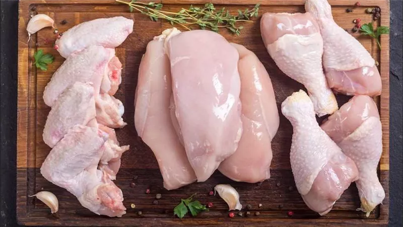 قبل ما تطبخها.. 7 علامات خطيرة تكشف عن الفراخ المريضة
