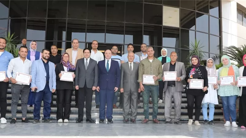 محافظ بني سويف يُكرم قيادات وعاملين متميزين من الديوان العام والوحدات المحلية 