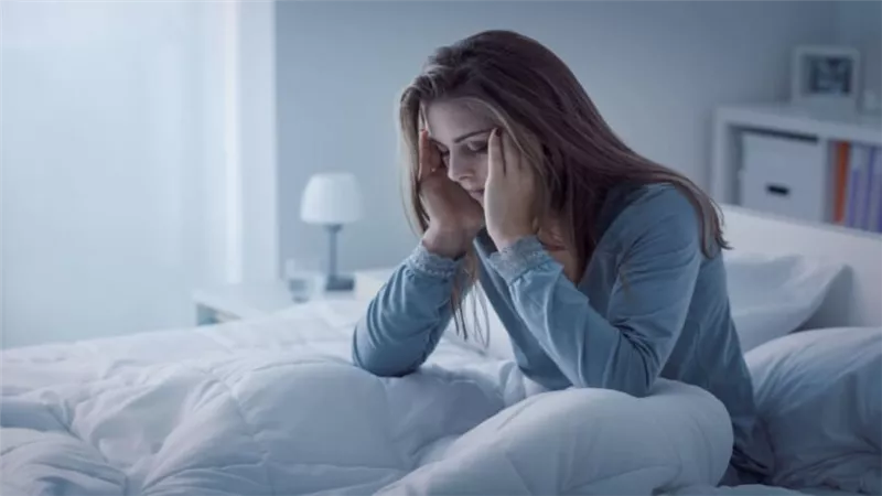 هل توقظك نوبة هلع ليلية من نومك؟ إليك الأسباب وطرق التعامل 