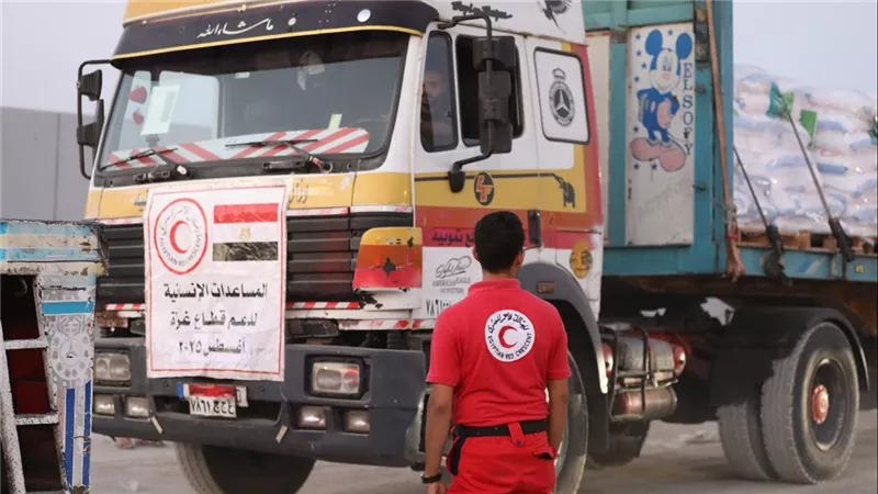 قافلة «زاد العزة» الـ111.. مصر تدفع مئات الشاحنات إلى غزة رغم العراقيل