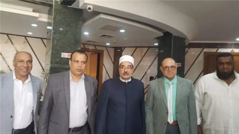 الشيخ أيمن عبود يُكرِّم أوائل الطلاب بإدارة الصديق التعليمية الأزهرية
