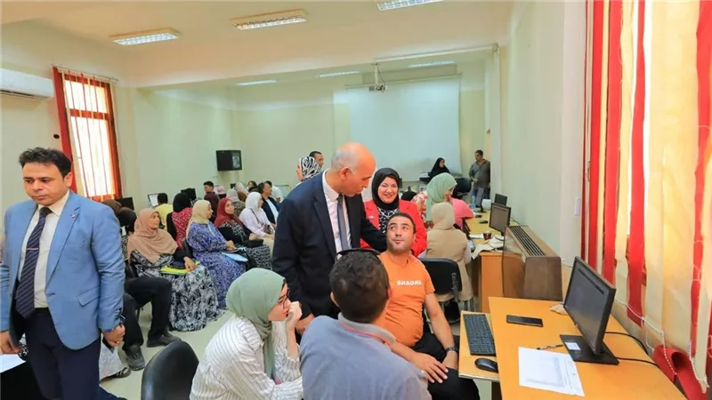 رئيس جامعة كفر الشيخ يتفقد معامل الحاسب الآلي بكلية التربية النوعية 