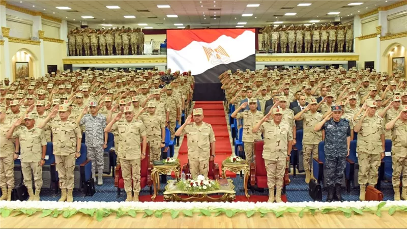 وزير الدفاع والإنتاج الحربى يلتقى بعدد من مقاتلى المنطقة الجنوبية العسكرية‎