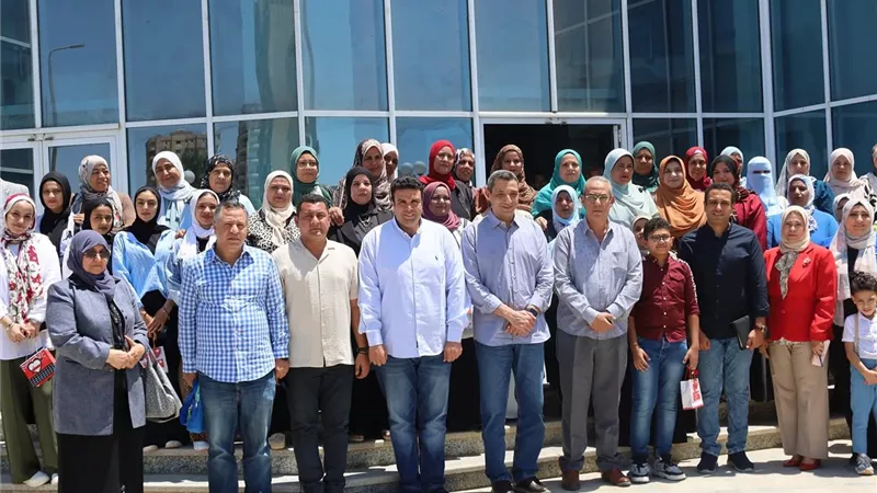 محافظ السويس يلتقي المتدربات والمتطوعين : لدعم تدوير ورد النيل 