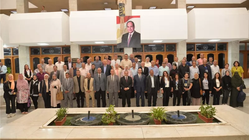 محافظ أسيوط يبحث مع ممثلي المعلمين سبل دعم التعليم وتحسين أوضاعهم 