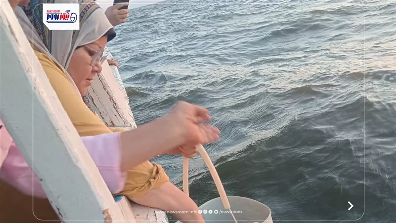 محافظ الفيوم يتابع أعمال إنزال يرقات الجمبري لبحيرة قارون |صور