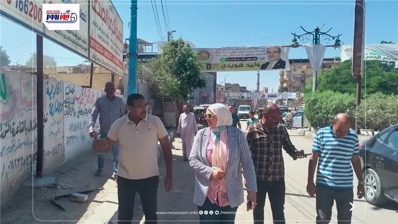رئيس مركز ابشواى ومدير المواقف يتفقدان تجهيزات تسكين سيارات الأجرة خط الفيوم  