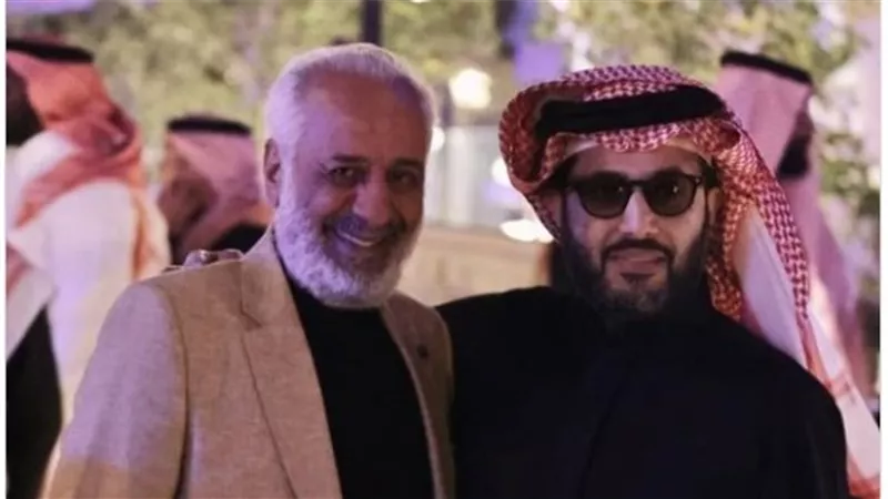 موسم الاستعانة بالسوريين بدأ.. تركي يعلن عن مسرحية للفنان أيمن زيدان
