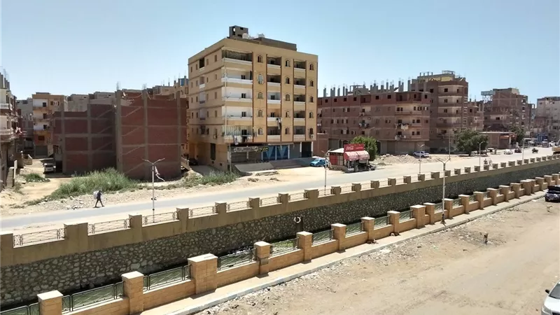 أهالي السويس يطالبون برصف طريق الترعة لربط الأحياء والقرى الحيوية