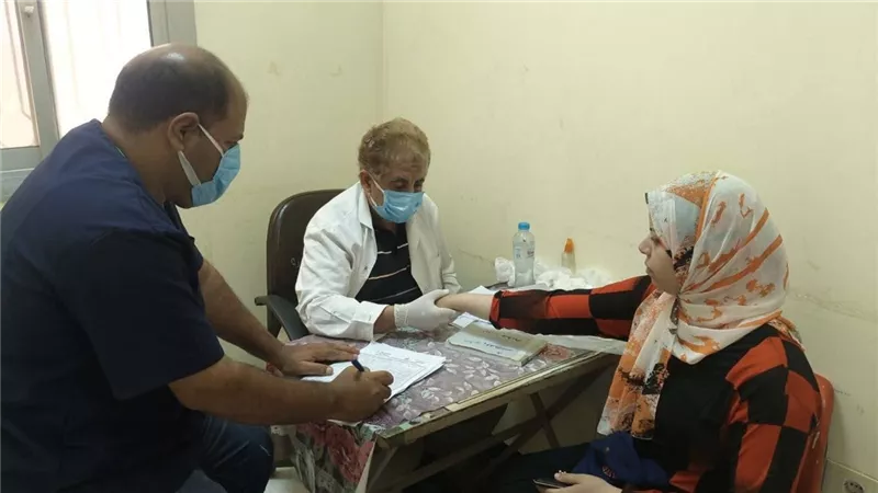 صحة المنيا تقدم خدماتها الطبية لـ1296 مواطنًا بقرية نزلة العمودين بسمالوط