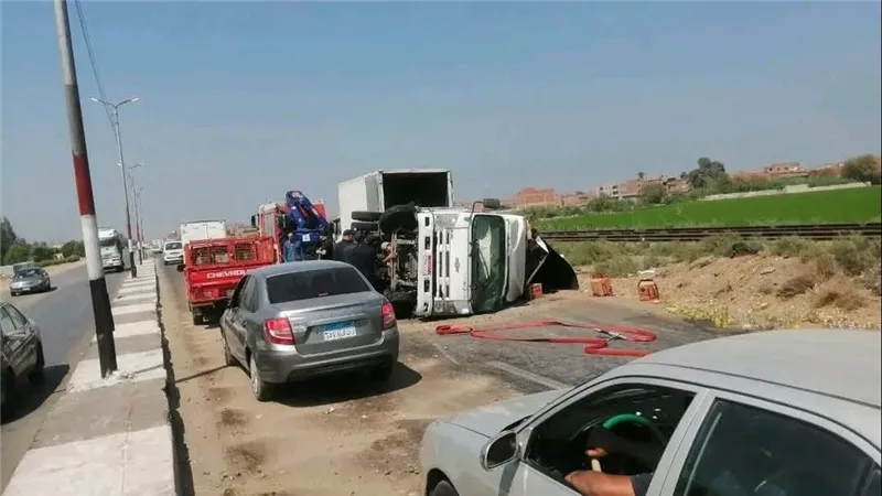 رئيس مركز الزقازيق بالشرقية يتابع حادث انقلاب سيارة زيت طعام على طريق الزنكلون