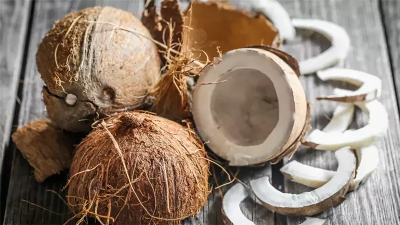 ماء جوز الهند قد يضر بالبعض.. من يجب أن يمتنع عنه؟ 
