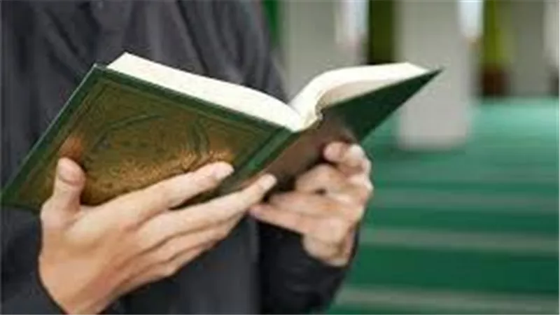 ما حكم تقليب صفحات المصحف أثناء الصلاة وهل يؤثرعلى صحتها؟  