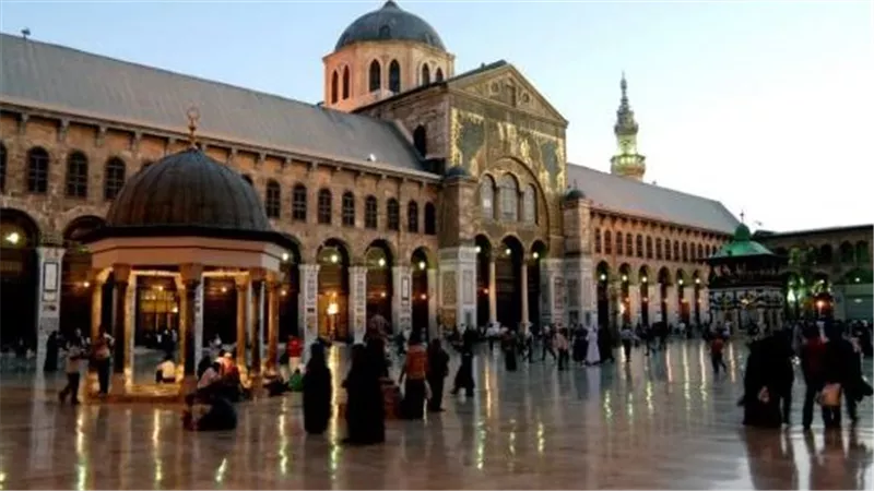 رجل مسن يقود سيارته داخل باحات الجامع الأموي يثير غضب السوريين 