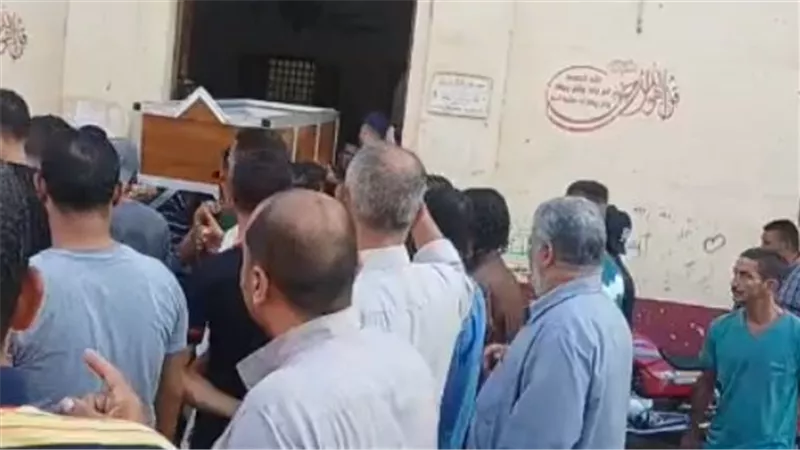 رحل بضربة شمس.. أهالي الشرقية يشيعون جنازة عامل نظافة توفى أثناء عمله بالشرقية