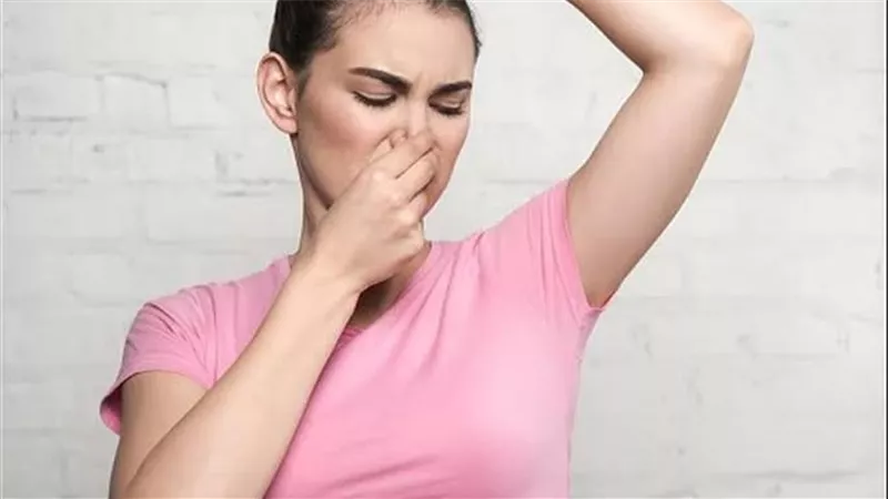 كيف تخبر شخص أن رائحته كريهة؟ طرق ذكية لتجنب الإحراج