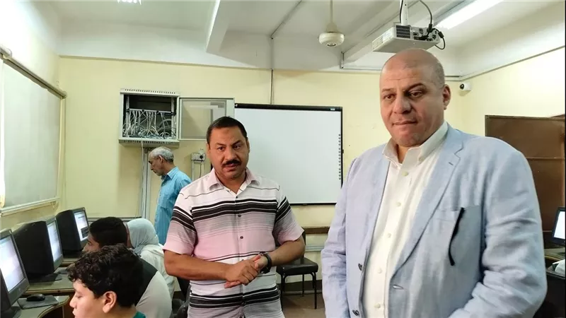مدير تعليم قنا يتفقد الاختبارات الإليكترونية لمدارس التكنولوجيا التطبيقية