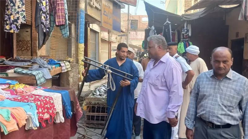 رفع تراكمات القمامة وإزالة التعديات في ميدان النوبة بمدينة قوص |صور