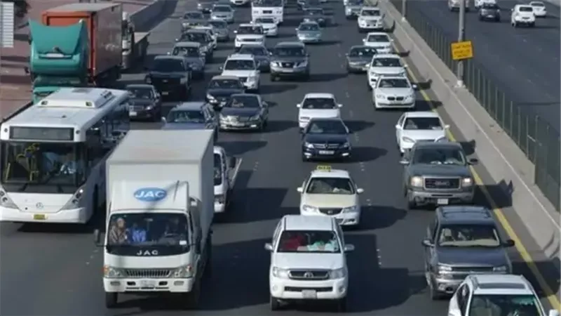 كثافات مرورية متحركة بالقاهرة والجيزة.. وتواجد أمني لتسيير الحركة بالطرق