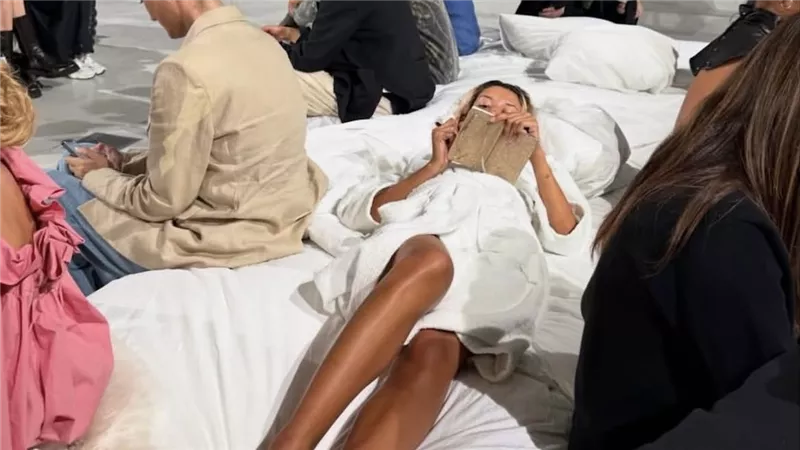 غرف نوم وسرائر في عرض أزياء على منصة كوبنهاجن يثير الجدل 